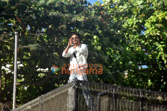 photos shah rukh khan greets fans outside mannat in mumbai 5