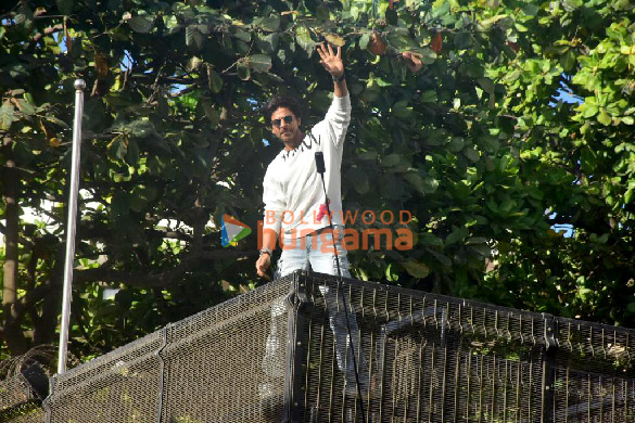 photos shah rukh khan greets fans outside mannat in mumbai 6