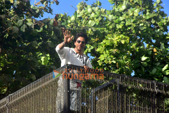 photos shah rukh khan greets fans outside mannat in mumbai 7
