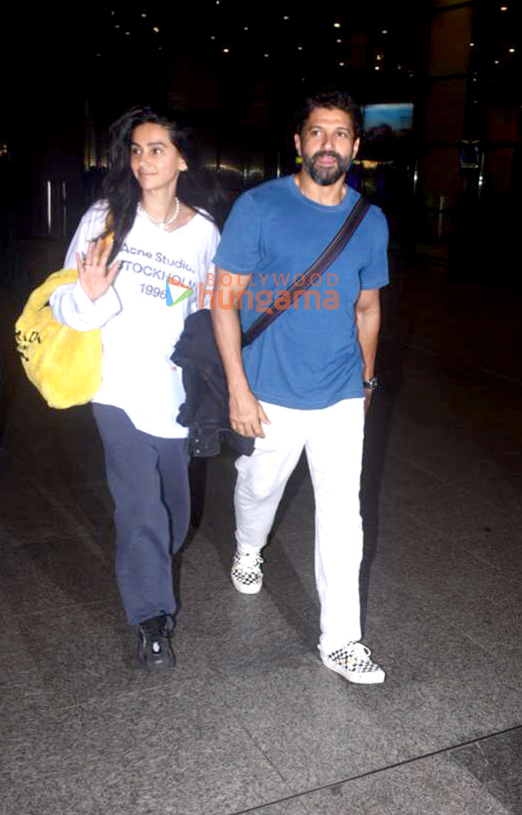 photos shahid kapoor disha patani shibani dandekar and farhan akhtar snapped at the airport 3