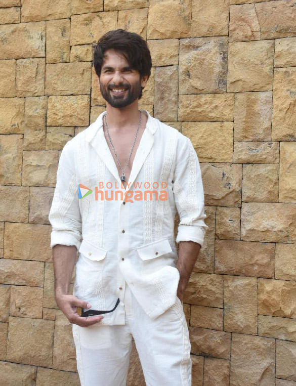 photos shahid kapoor snapped promoting his film bloody daddy 4
