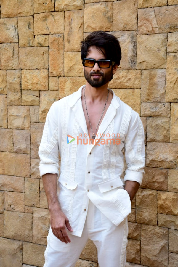 photos shahid kapoor snapped promoting his film bloody daddy 6