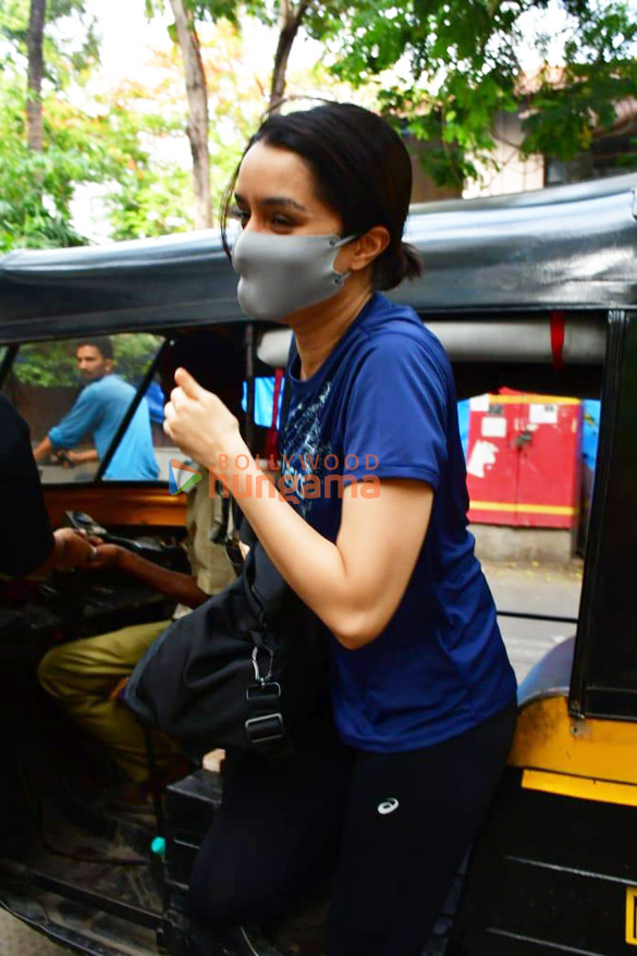 photos shraddha kapoor snapped in juhu 4 3