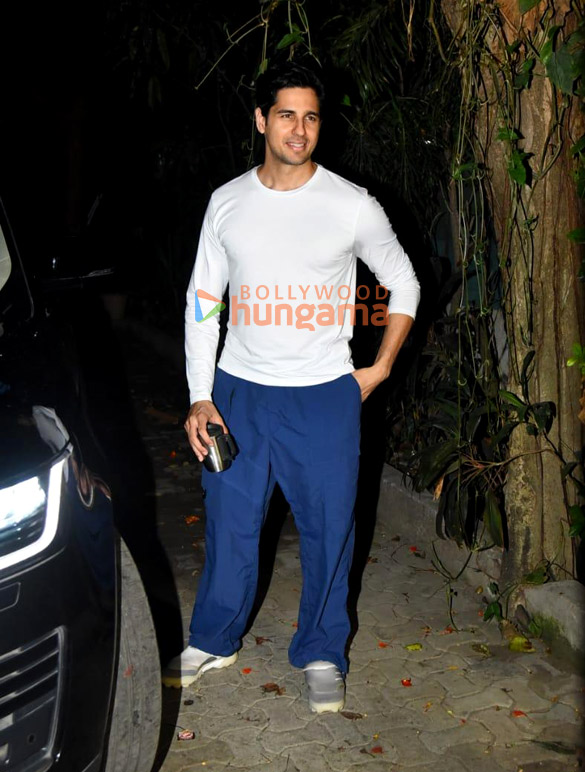 photos sidharth malhotra snapped at a dubbing studio in bandra 2 3