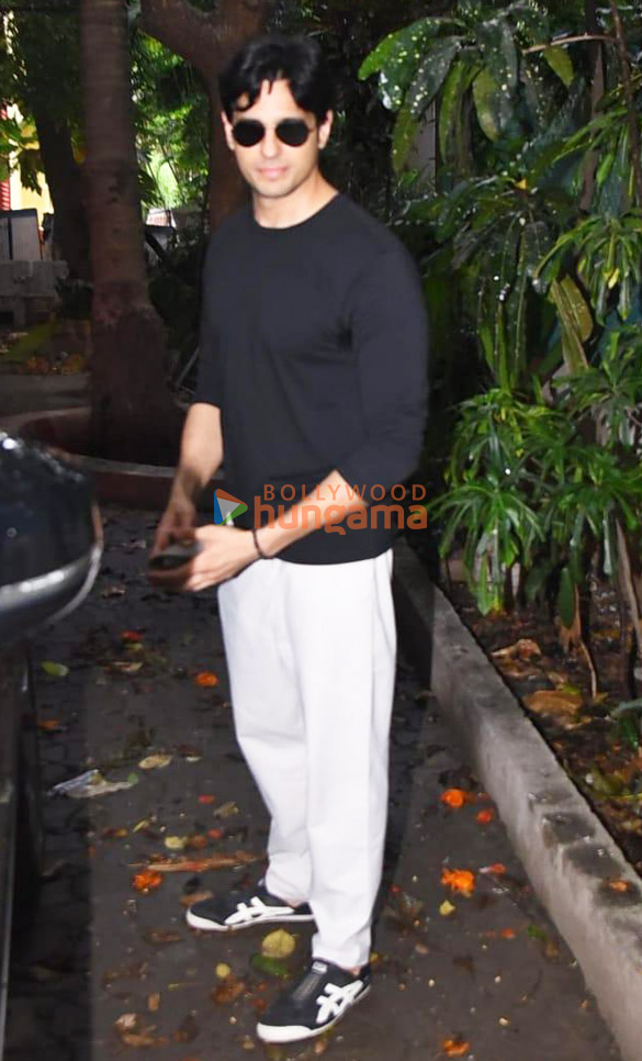 Photos: Sidharth Malhotra snapped at a dubbing studio in Bandra Photos: Sidharth Malhotra snapped at a dubbing studio in Bandra