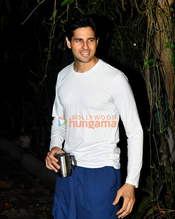 Photos: Sidharth Malhotra snapped at a dubbing studio in Bandra Photos: Sidharth Malhotra snapped at a dubbing studio in Bandra