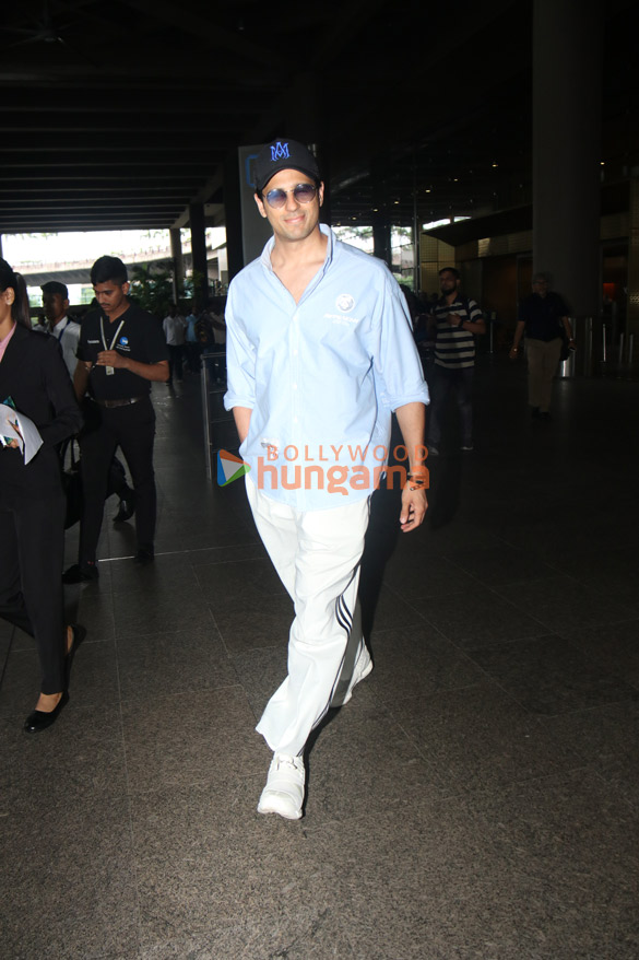 Photos: Sidharth Malhotra snapped at the airport Photos: Sidharth Malhotra snapped at the airport