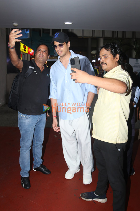 photos sidharth malhotra snapped at the airport 4 2