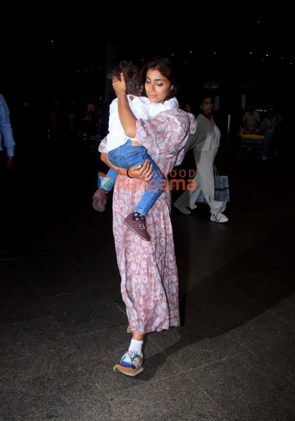 photos suhana khan agastya nanda khushi kapoor and others snapped at the airport 4 2