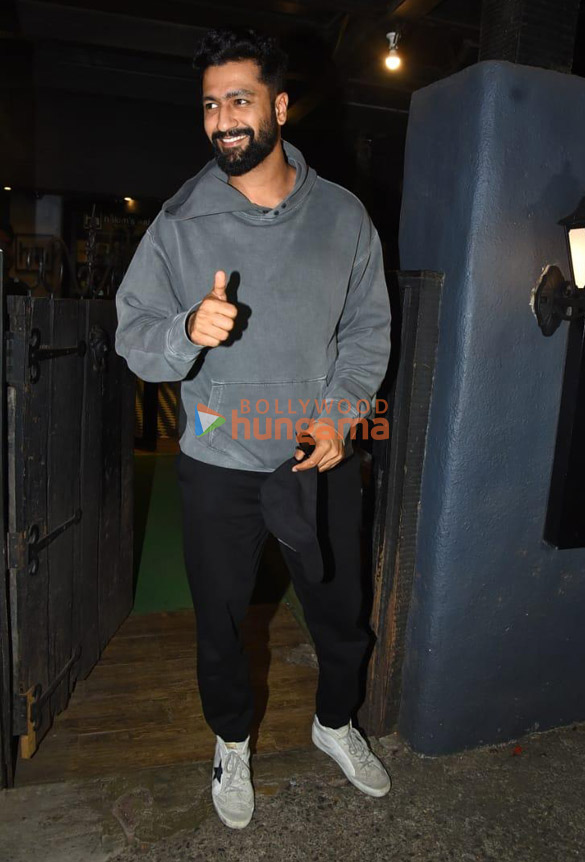 photos suniel shetty and vicky kaushal snapped at hakims aalim salon in khar 2