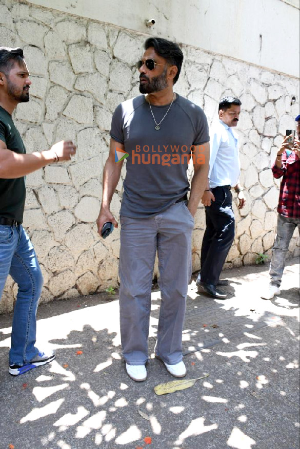 photos suniel shetty spotted at hakims aalim salon in khar 2
