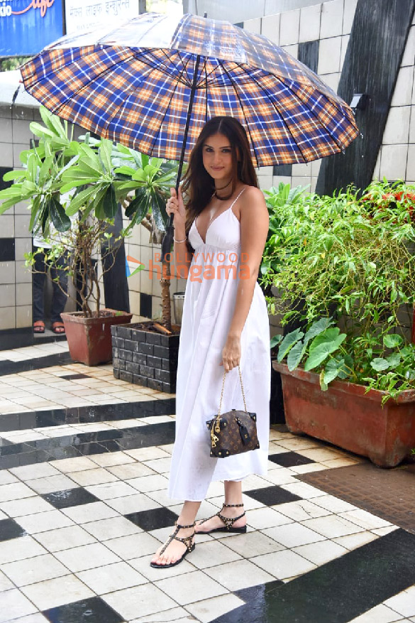 photos tara sutaria snapped at a dubbing studio in khar 3