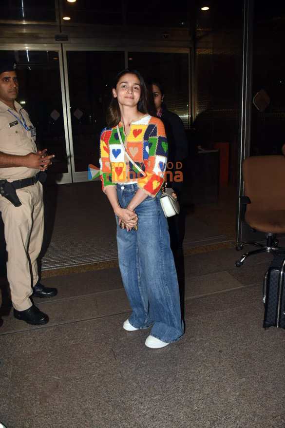 photos vicky kaushal katrina kaif alia bhatt and hina khan snapped at the airport 5