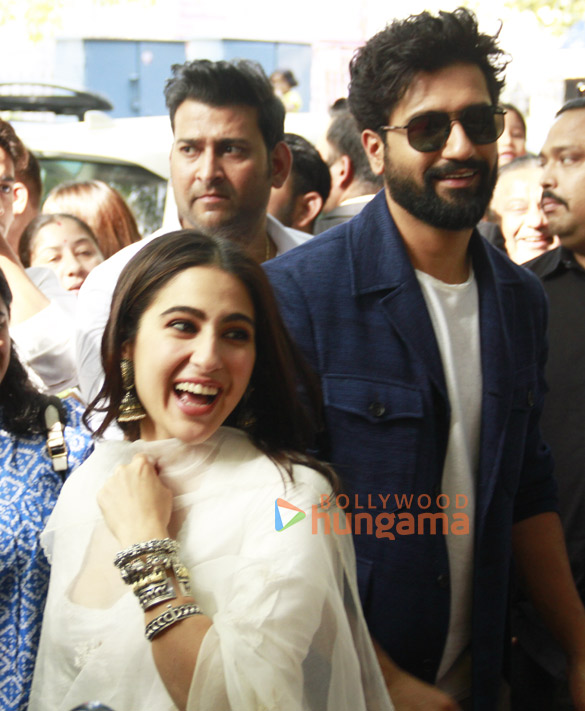 photos vicky kaushal and sara ali khan snapped shopping at janpath market as a part of zara hatke zara bachke promotions 4