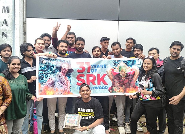 31 Years of Shah Rukh Khan: Fans distribute food across Delhi, Maharashtra, and Telangana; cut cake outside Mannat, watch 