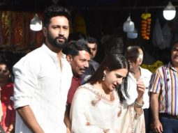 Sara & Vicky twin in white as they seek blessings at Siddhivinayak Temple
