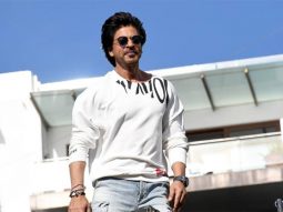 Shah Rukh Khan dancing on Jhoome Jo Pathaan for his fans outside Mannat