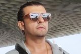Sonu Nigam strikes a pose for paps at the airport