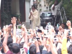 Amitabh Bachchan meets adoring fans outside Jalsa, expresses gratitude; says, “Every Sunday since 1982”