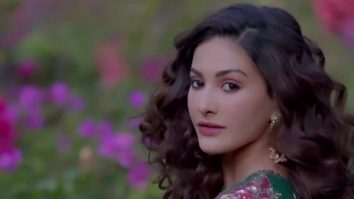 Amyra Dastur looks mesmerizing in this traditional look