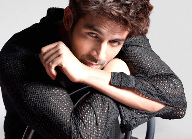 Kartik Aaryan is looking for his next romantic movie, drops a new photo