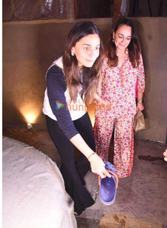photos alia bhatt soni razdan and shaheen bhatt snapped in bandra 2