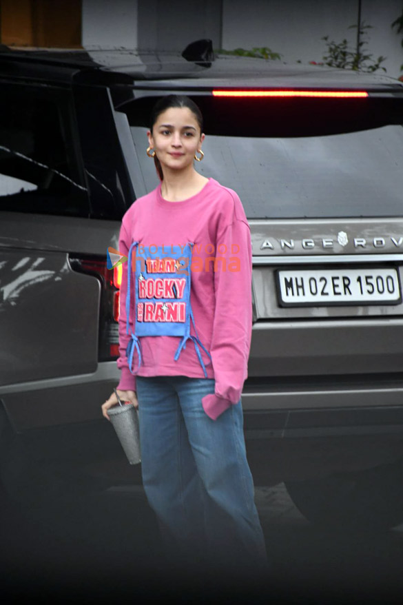 photos alia bhatt and ranveer singh snapped at the kalina airport leaving for kanpur and bareilly to promote the film rocky aur rani kii prem kahaani 6