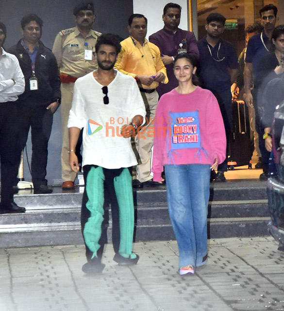 photos alia bhatt and ranveer singh snapped at the kalina airport leaving for kanpur and bareilly to promote the film rocky aur rani kii prem kahaani3 2