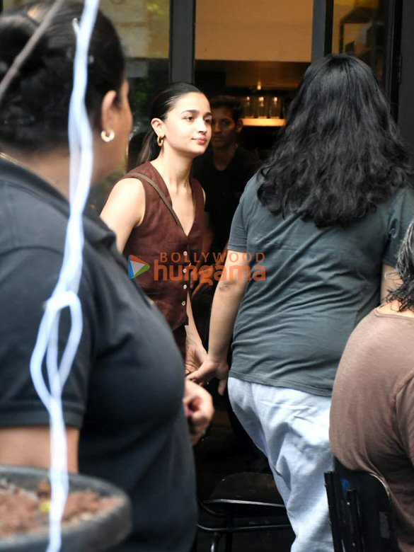 photos alia bhatt and shaheen bhatt snapped in bandra 5