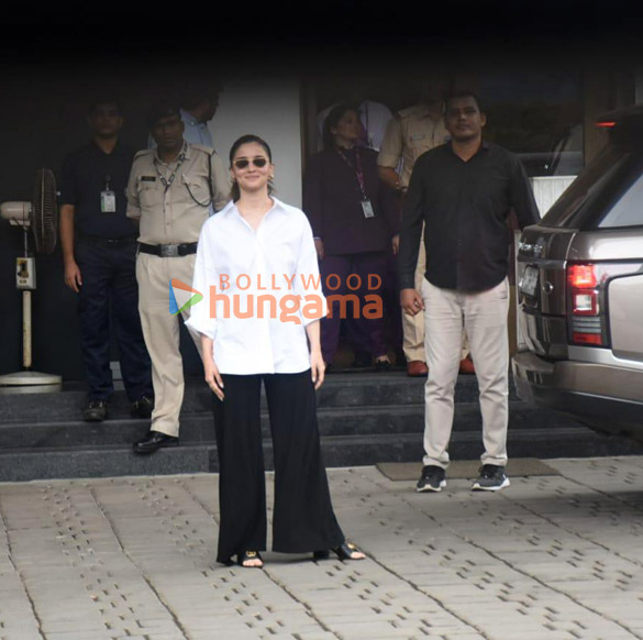 photos alia bhatt snapped at kalina airport 4