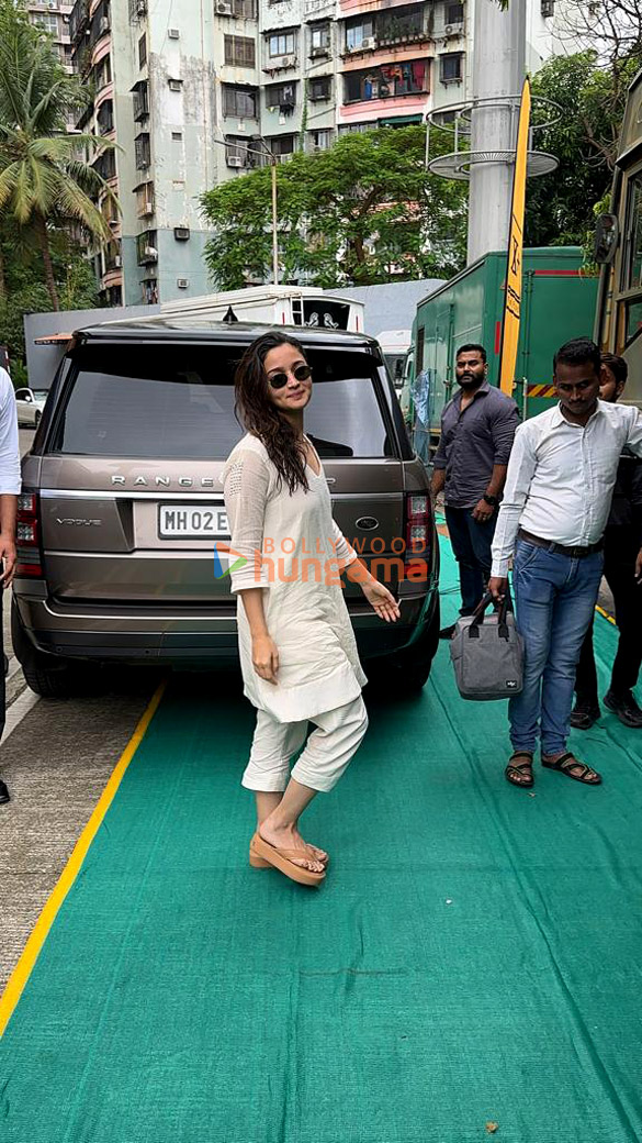 photos alia bhatt snapped in andheri 4