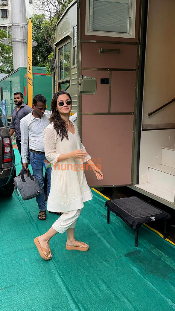 Photos: Alia Bhatt snapped in Andheri Photos: Alia Bhatt snapped in Andheri