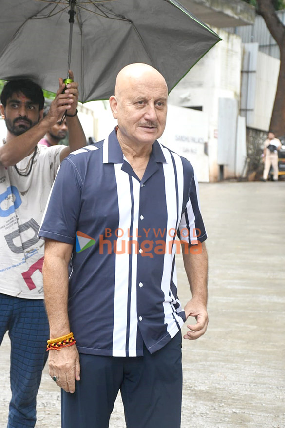 photos anupam kher snapped outside kangana ranauts office 2