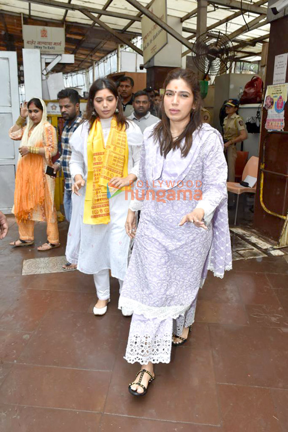 photos bhumi pednekar and samiksha pednekar visit siddhivinayak temple 3