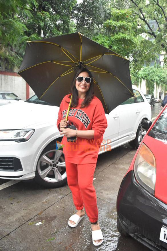 photos bipasha basu snapped at a salon in bandra 4