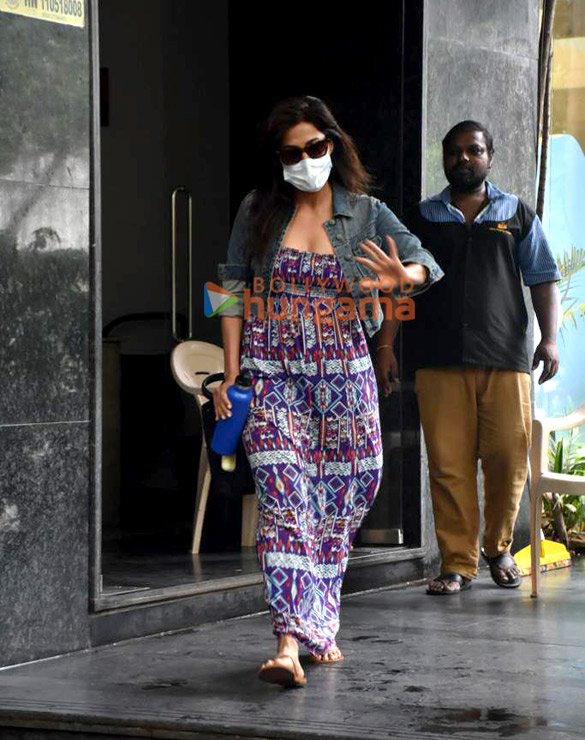 Photos: Chitrangda Singh snapped in Santacruz Photos: Chitrangda Singh snapped in Santacruz