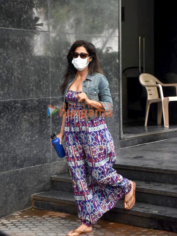 photos chitrangda singh snapped in santacruz 4