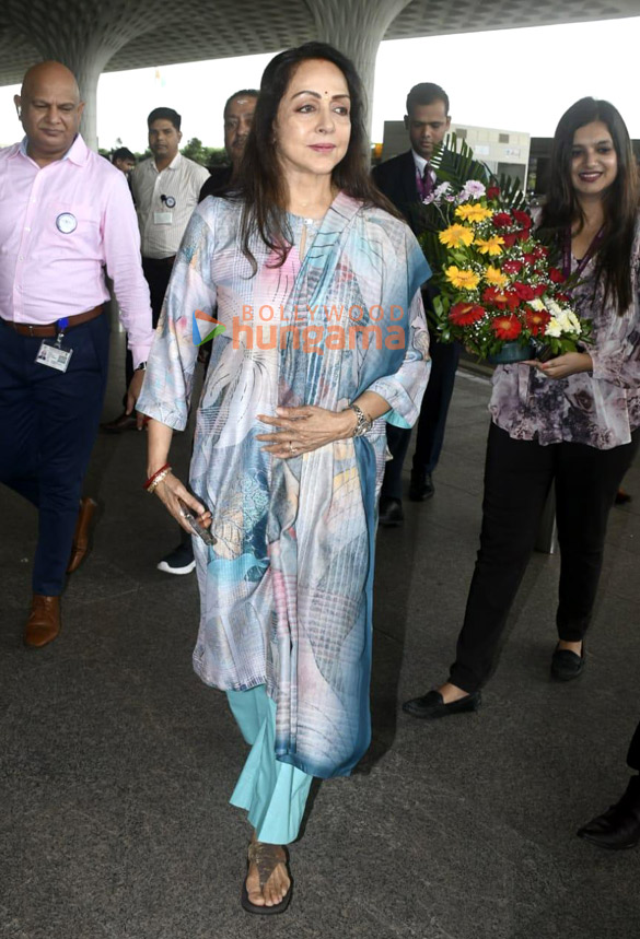 photos hema malini and raj babbar snapped at the airport 1