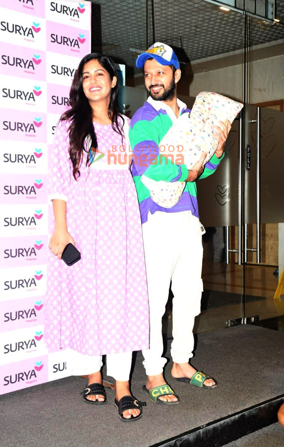 photos ishita dutta snapped with her husband vatsal sheth and their newborn baby boy at surya hospital in santacruz 2