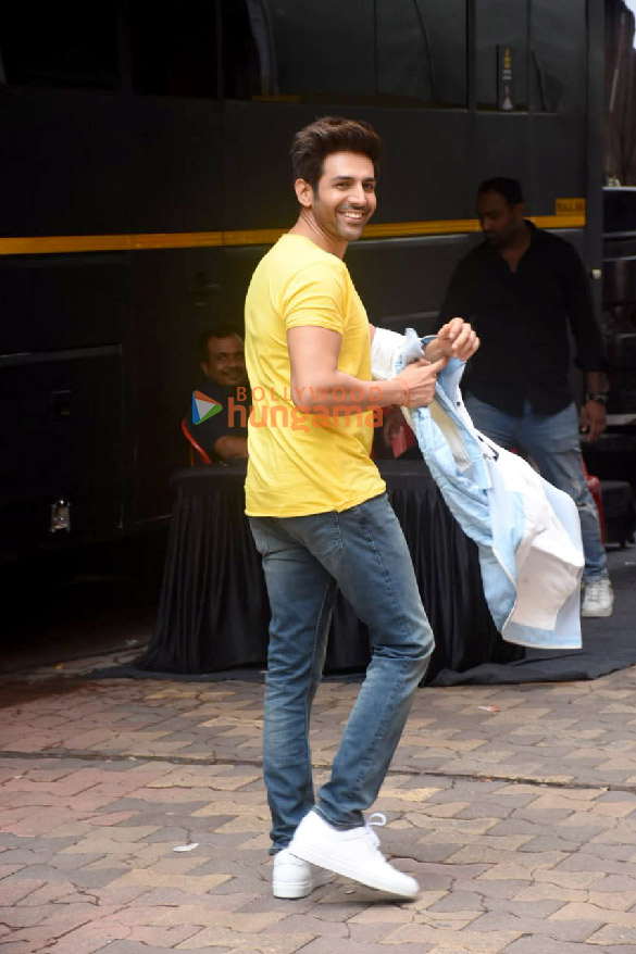 photos kartik aaryan snapped at a shoot location 2