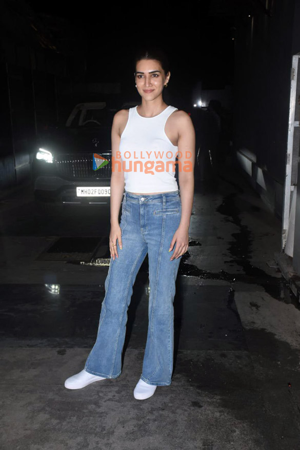 photos kriti sanon snapped in mumbai 5