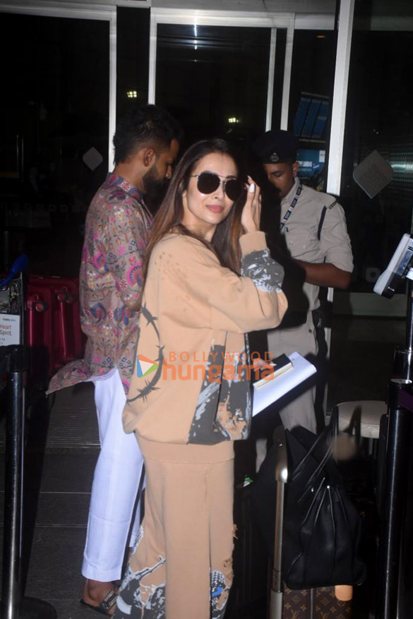 photos malaika arora snapped at the airport 4 2