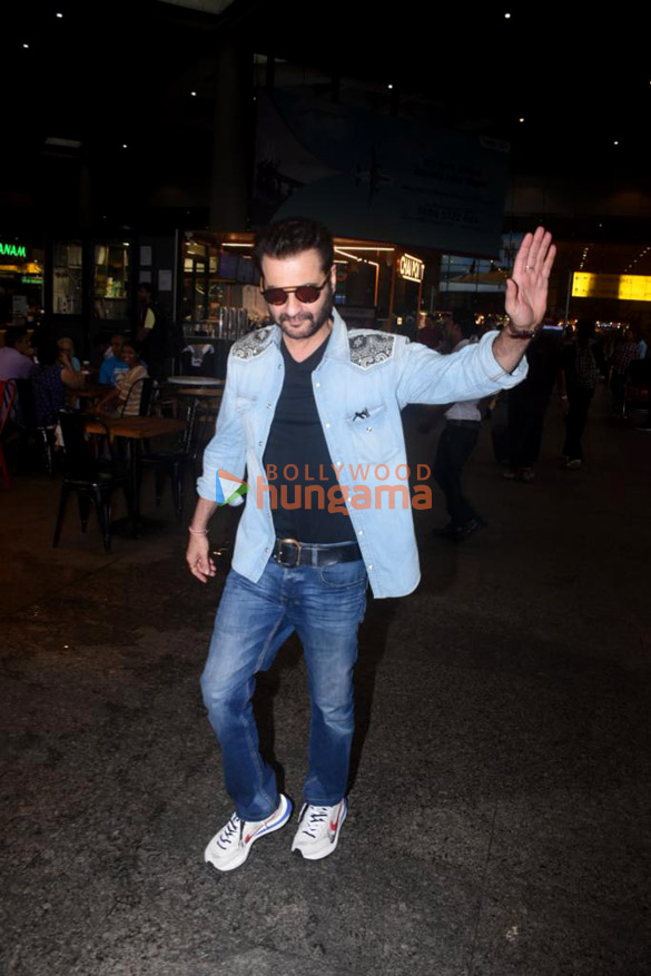photos manushi chhillar rajkumar hirani and others snapped at the airport 2