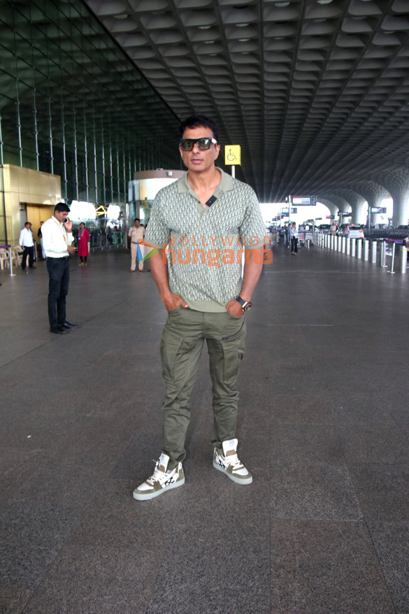 photos manushi chhillar and rajkumar hirani snapped at the airport 2 3