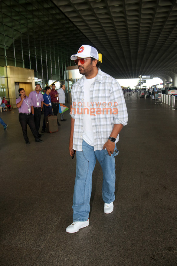 photos manushi chhillar and rajkumar hirani snapped at the airport 3 3