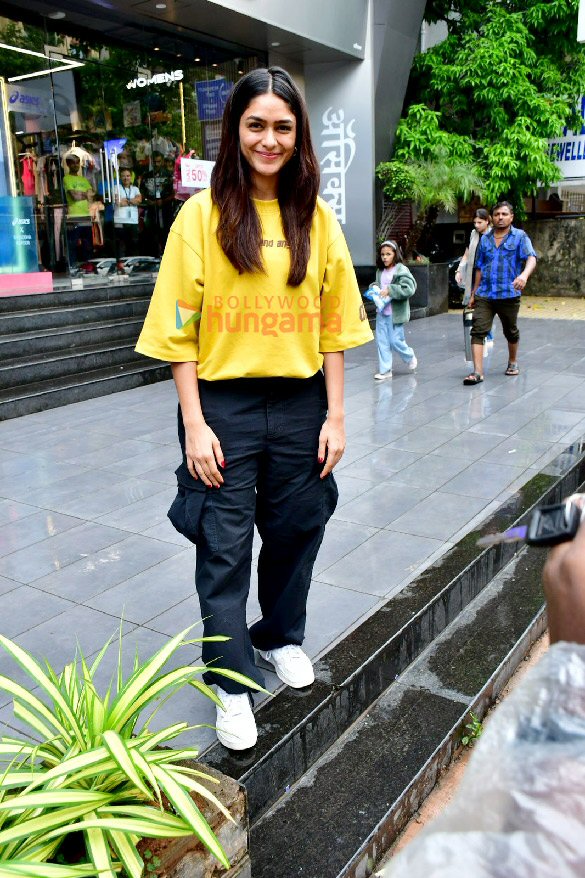 photos mrunal thakur spotted in khar 4