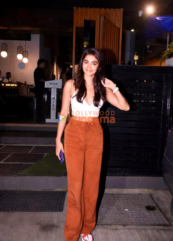 Photos: Pooja Hegde snapped at Mizu in Bandra Photos: Pooja Hegde snapped at Mizu in Bandra