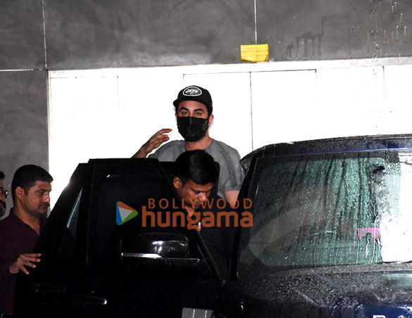 photos ranbir kapoor spotted at clinic in khar 2