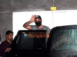 Photos: Ranbir Kapoor spotted at clinic in Khar