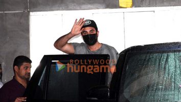 Photos: Ranbir Kapoor spotted at clinic in Khar